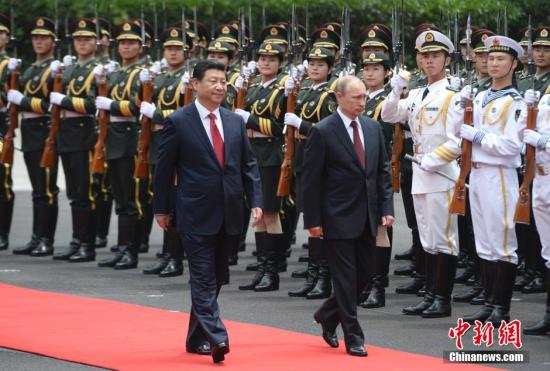 5月20日，中国国家主席习近平在上海举行仪式欢迎俄罗斯总统普京访华。中新社发 廖攀 摄