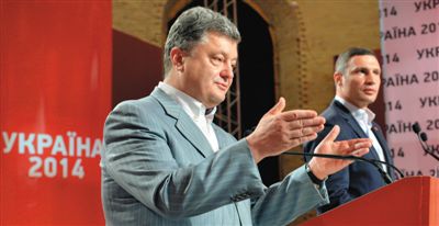 26日，亿万富翁波罗申科（左）举行新闻发布会，宣布当选乌克兰新总统，首都基辅市新当选市长、前拳王克利奇科站在他旁边。