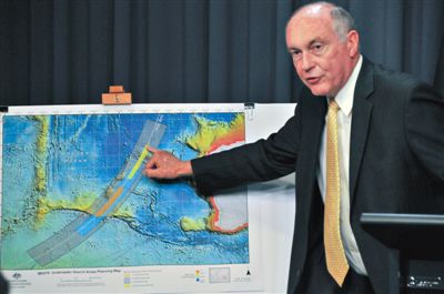 　26日，澳副总理特拉斯展示马航370新搜寻区域。