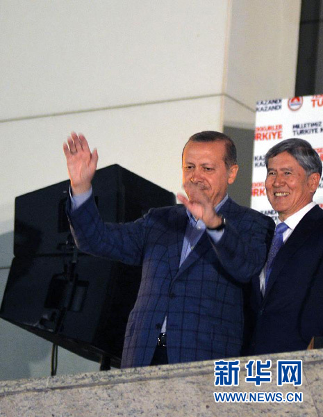 8月11日凌晨,在土耳其首都安卡拉,现任总理埃尔多安(左)向支持者挥手致意。