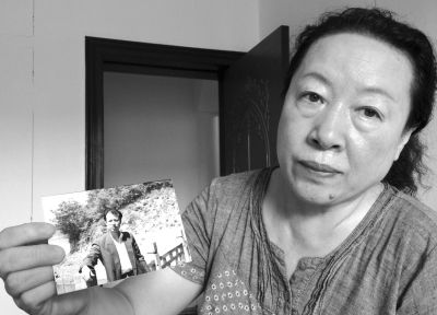 刘吉强的姐姐刘丽霞手持弟弟当年的照片。刘吉强在给家人的书信中多次要求申冤，家人为此奔走了16年。京华
