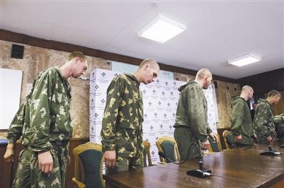 27日，乌克兰基辅，被乌克兰逮捕的“越境”俄罗斯士兵出席新闻发布会。