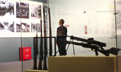昨日,中国国家博物馆,参观者在观看抗战历史照片。
