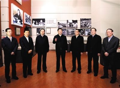 2012年11月29日，习近平等在国家博物馆参观《复兴之路》展览，提出为实现中国梦而奋斗。