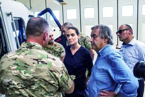 安吉丽娜·朱莉在听马耳他军官讨论营救海上难民行动。