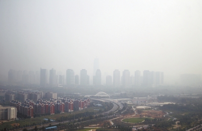 玉米秸秆烟淹了“大玉米”10月7日，雾霾笼罩下的郑东新区CBD。