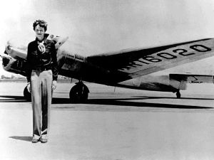 那架飞机由知名美国女飞行员阿梅莉亚·埃尔哈特执飞。