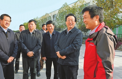 　11月4日下午,省委书记、省人大常委会主任郭庚茂在襄城县精美鞋业有限公司调研。记者 杜小伟/摄