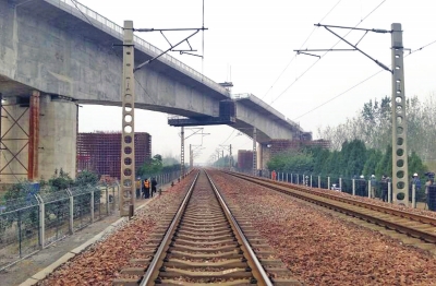 郑徐高铁开兰特大桥昨日在兰考县三义寨乡跨越陇海铁路成功对接
