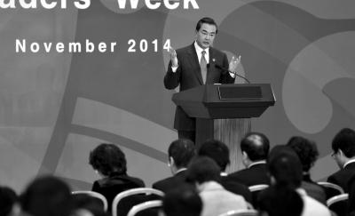 昨天，中国外交部长王毅在APEC部长级会后举行记者会。京华时报记者范继文摄