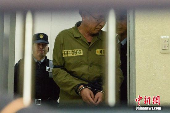 当地时间2014年11月11日，韩国光州，沉没渡轮“世越号”船长李准石和船员们抵达法院，接受最终审判