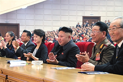 　5月19日，金正恩和夫人李雪主观看演出，金与正（左一）坐在金正恩右边第三个位置。