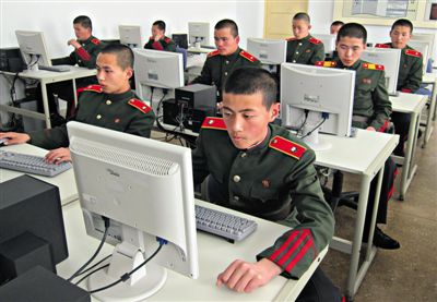 2013年4月18日，朝鲜平壤，士兵学习使用电脑。