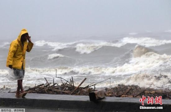 　当地时间12月8日，台风“黑格比”横穿菲律宾，掀起狂风巨浪，沿海城市的居民已转移至安全地带。