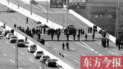 郑州南三环京广路立交桥通车，建设工人在立交桥上拉横幅合影拍个照就算完成了通车剪彩仪式