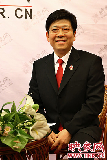 鹤壁市中级人民法院院长刘明。