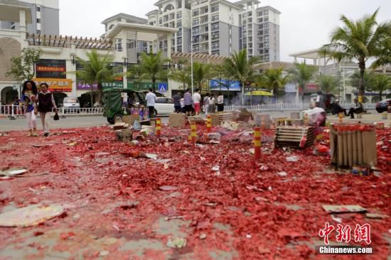 2月19日，海南省万宁市一小区门口堆积了大量市民在除夕夜燃放的烟花爆竹垃圾。中新社发 李慧思 摄