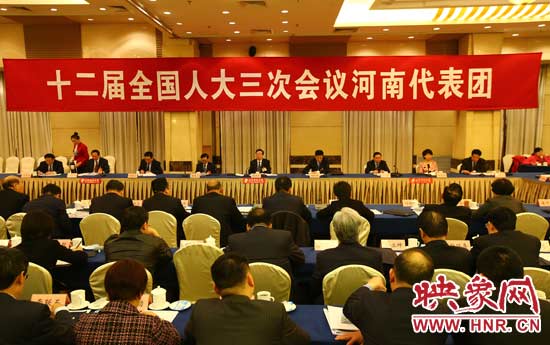 3月3日15时，参加十二届全国人民代表大会第三次会议的河南代表团在北京河南大厦召开会议。