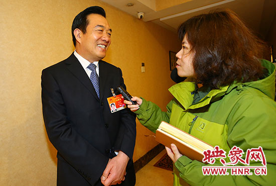 全国人大代表、省人大常委会委员、郑州市人大常委会主任、党组书记白红战接受采访。