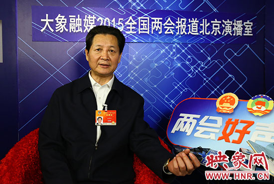 在全国政协委员、河南大学校长娄源功接受采访。