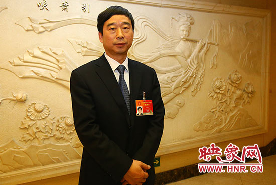 全国人大代表、信阳市委副书记、市长乔新江表示，信阳明港机场将成为郑州航空港区有效补充。