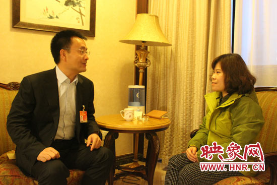 裴春亮正在接受映象网新闻频道主编李婷采访