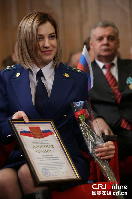 克里米亚庆祝入俄一周年 美女检察长出席活动