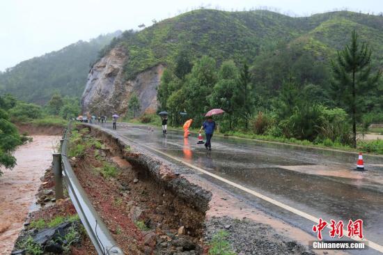 图为5月19日，江西赣州石城县珠坑乡塘台村通往福建宁化县的公路出现塌方。陈小强 摄