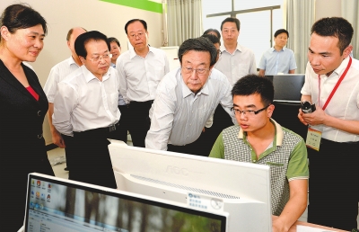 　　5月22日，省委书记、省人大常委会主任郭庚茂在河南网商园调研。记者杜小伟摄
