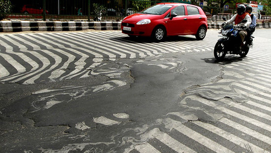 印度高温天气致近800人死亡 新德里一条道路融化