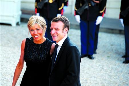 6月2日，法国经济部长马克隆偕夫人来到爱丽舍宫赴宴。