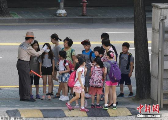 韩国MERS疫情蔓延，在首尔，小学生在排队量体温。