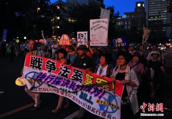 7月14日晚，至少2万名东京市民（主办方公布的统计数字）在市中心的日比谷公园举行大规模抗议集会