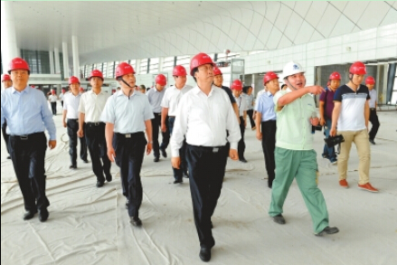8月31日上午，郭庚茂谢伏瞻等察看郑州机场二期工程建设情况。