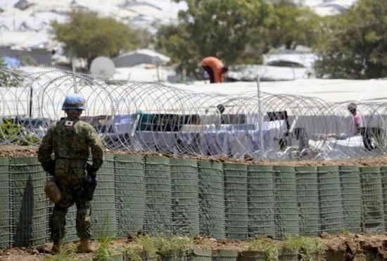 日本自卫队在南苏丹首都朱巴的难民营外执行任务