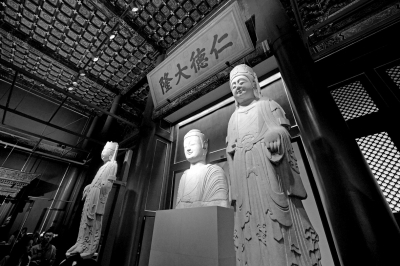     北齐石佛像和菩萨像。京华时报记者 王海欣 摄