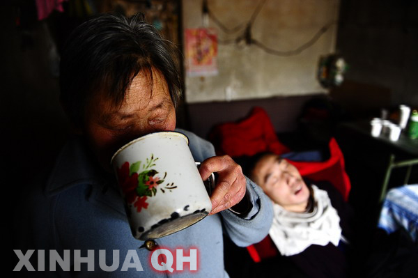 3月29日，杨林睡着了，母亲邵秀景喝上一口水。