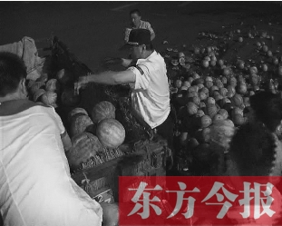 昨日凌晨，郑州街头，众多爱心市民帮瓜农捡拾西瓜