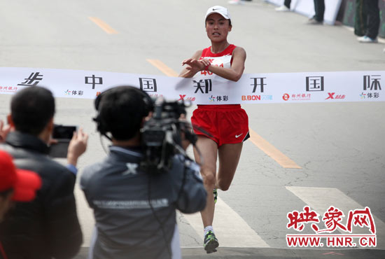 身披4001号来自北京的杨凤霞夺得女子组冠军