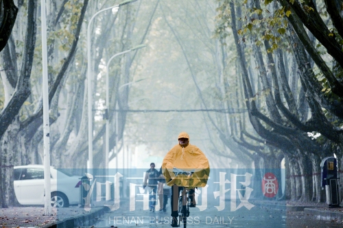 一场雨也没能将郑州从空气污染中解救出来 河南商报记者 张郁/摄