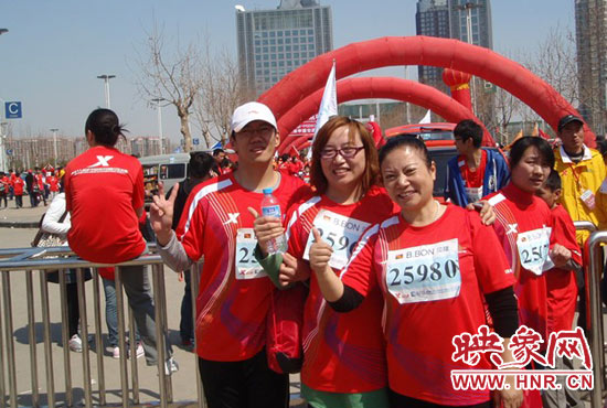 2010年，刘小琴（中）组织残疾人朋友第一次参加郑开马拉松赛。