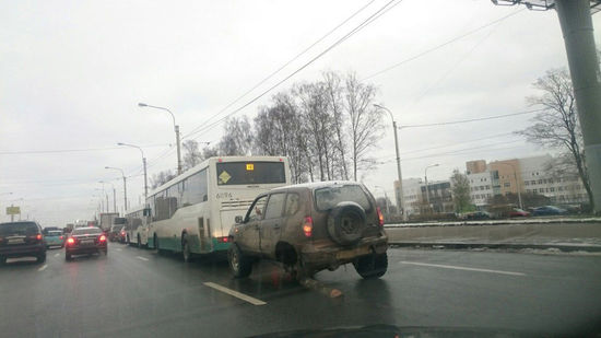 俄罗斯“最牛破车”：只剩仨轮“拄拐”上路(组图)