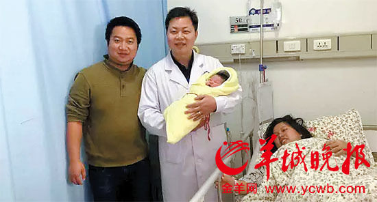 医护人员看望金女士和宝宝