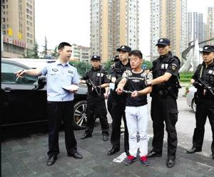 小伙被抓现场