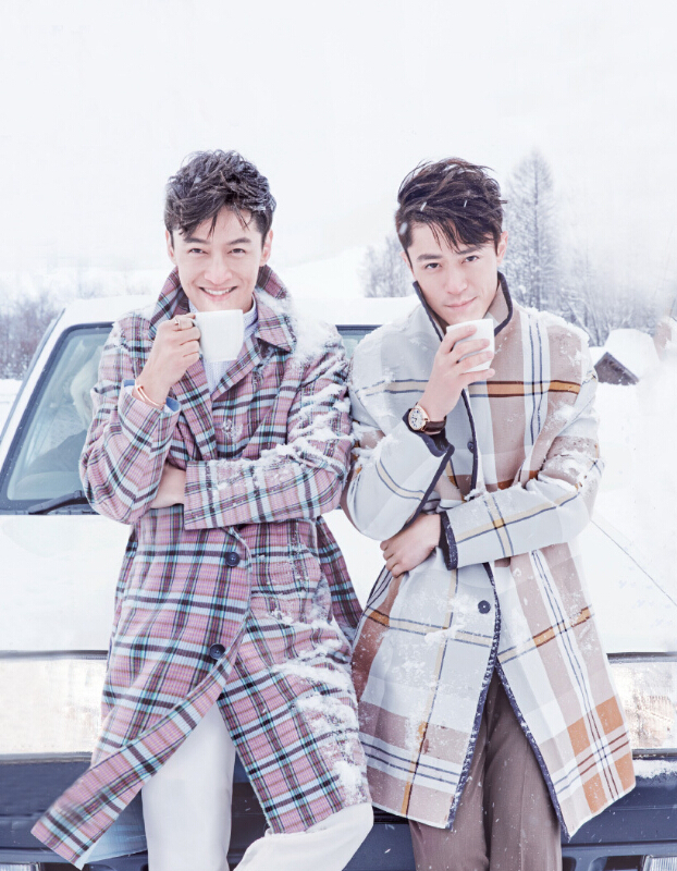 胡歌和霍建华为杂志拍摄了一组封面照，二人穿着同款风衣，在白雪中端着咖啡，恩爱“虐狗”