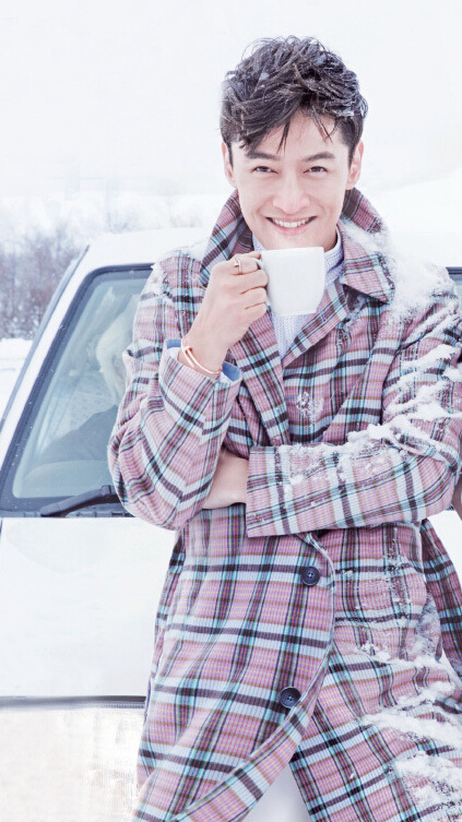 胡歌和霍建华为杂志拍摄了一组封面照，二人穿着同款风衣，在白雪中端着咖啡，恩爱“虐狗”
