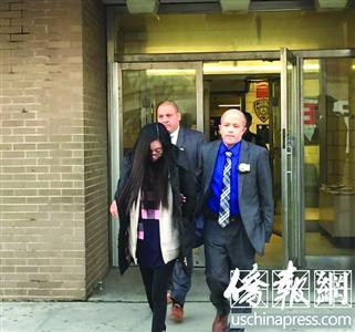 15日，华裔母亲李琳（音译）被押出纽约市警局72分局，送往法庭受审。