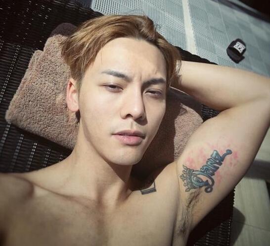 陈伟霆晒半裸自拍满屏都是肉 网友:想睡你
