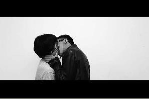 南京大学生发起亲吻陌生人活动 引各方争议