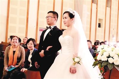 黎红和华裔丈夫罗华在解放碑一教堂里完婚